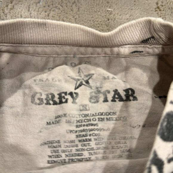 Grey Star Skull playing guitar all over print tee shirt size M in GUC - Picture 4 of 7